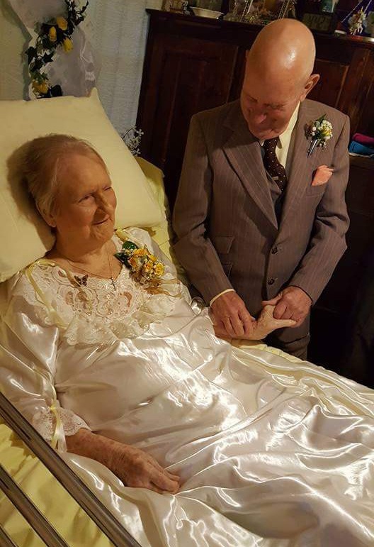 This image has an empty alt attribute; its file name is couple-hospital.jpg